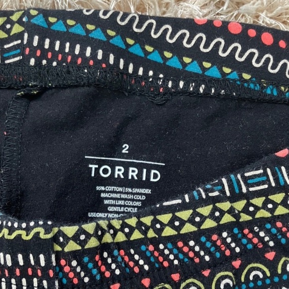 Torrid Women Size 2 Plus Black Geometric Tribal Print Cotton Stretch Leggings - Picture 3 of 5